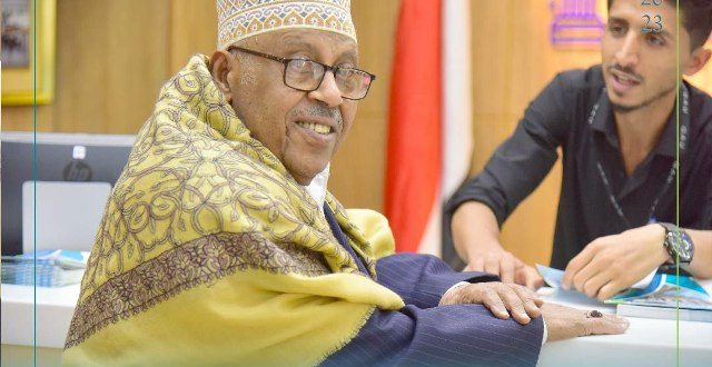 الفنان أيوب طارش يزور جامعة الملكة أروى