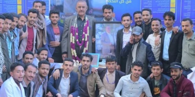 طلبة قسم الصيدلة بالجامعة الوطنية يكرمون البروفيسور/ علي الكاف