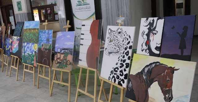 طلبة الهندسة المعمارية بجامعة المعرفة ينظمون معرض للرسم الحر