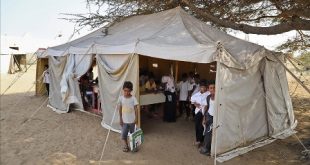 طلاب في محافظة حجة يدرسون بالخيام