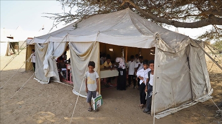 طلاب في محافظة حجة يدرسون بالخيام