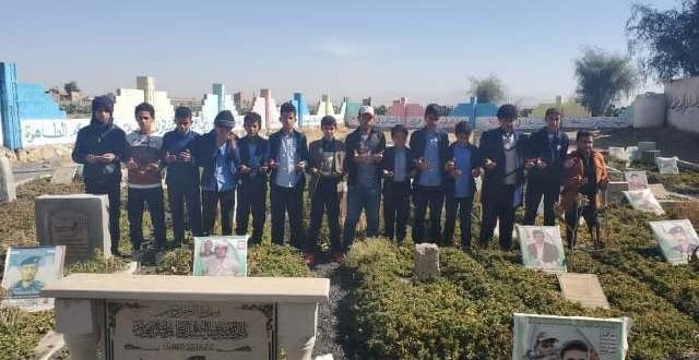 مدارس يمن الصمود تنظم زيارة لطلابها إلى روضة الشهداء