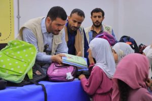 توزيع الحقيبة المدرسية على الأيتام بصنعاء