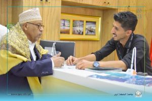 الفنان أيوب طارش يزور جامعة الملكة أروى