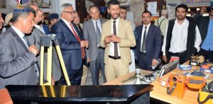 رئيس الوزراء يطلع على التجهيزات في قسم الهندسة المدنية بجامعة الناصر