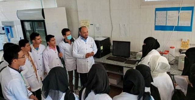 طلبة المختبرات بجامعة الناصر يزورون مختبرات الصحة العامة المركزية