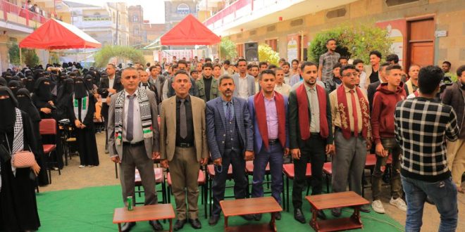 كلية الآفاق تكرم طلبها الأوئل