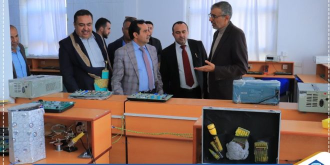 مديرا المنطقة التعليمية ببني الحارث والثورة يطلعان على معامل الجامعة التخصصية 