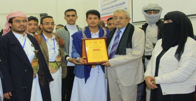 وزير التعليم العالي يكرم طلبة جامعة المعرفة لحصولهم المركز الـ2 بالمسابقة العلمية شريعة والقانون