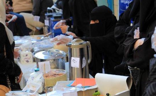 طلبة كلية العلوم الإدارية بالجامعة الوطنية يُقيمون بازار خيري لصالح دار الأيتام