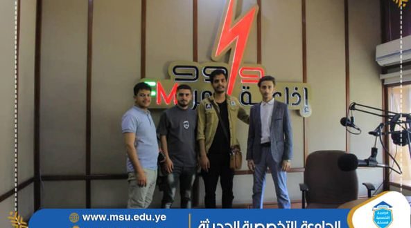 الجامعة التخصصية: طلبة الجرافكس يزورون إذاعة يمن FM