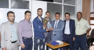رئيس جامعة الناصر يكرم الطالب زياد وليد عطا لفوزه بالمركز الأول لبطولة الريشة الطائرة