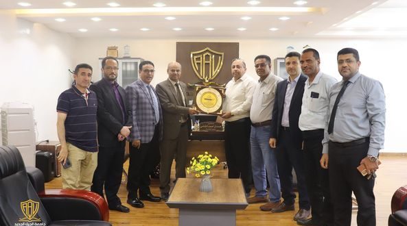 رئيس جامعة الجيل الجديد يكرم الدكتور محمود البريهي