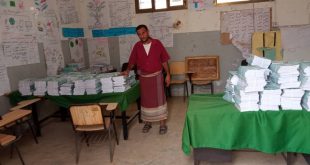 مكتب محو الأمية وتعليم الكبار بالحديدة يدشن توزيع الكتاب المدرسي