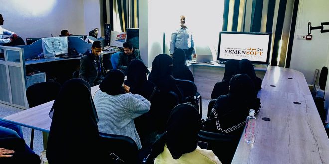 طلبة تقنية المعلومات بالجامعة التخصصية في زيارة إلى يمن سوفت