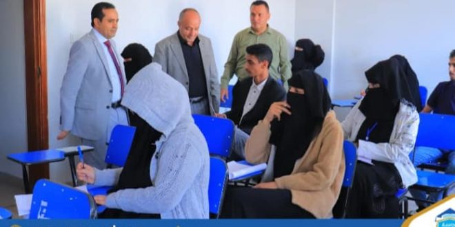 رئيس الجامعة التخصصية يتفقد سير العملية الامتحانية