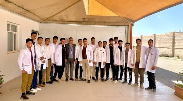 زيارة علمية لطلبة الصيدلة بالجامعة الوطنية إلى مصنع الأدوية العالمية