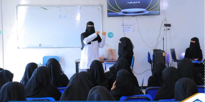 عروض تقديمية متميزة لطلبة فني عمليات والقبالة بالكلية التخصصية