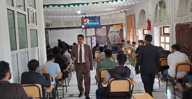 الدكتور عبد الله طاهش يتفقد العملية الامتحانية بكلية الهندسة