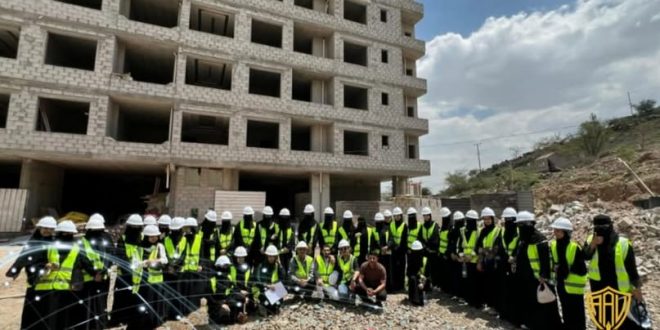 طلبة هندسة التصميم الداخلي بجامعة الجيل الجديد في زيارة إلى برج الصرح الذهبي