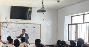 لقاء معرفي مميز يجمع الدكتور مجدي الصماط عميد كلية الآفاق بطلبة الصيدلة 