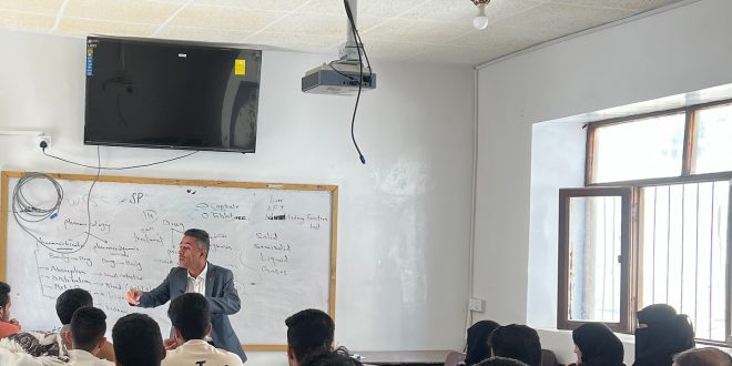 لقاء معرفي مميز يجمع الدكتور مجدي الصماط عميد كلية الآفاق بطلبة الصيدلة 