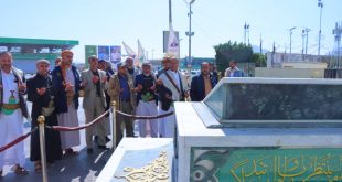 رئيس وموظفو جهاز محو الأمية وتعليم الكبار يزورون معارض وأضرحة الشهداء بميدان السبعين