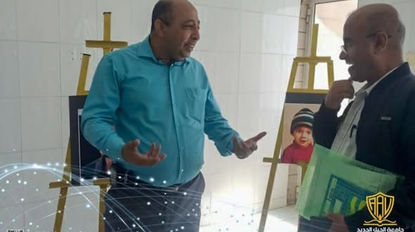 الدكتور همدان الشامي رئيس جامعة الجيل الجديد يفتتح معرض طالبات الجرافكس