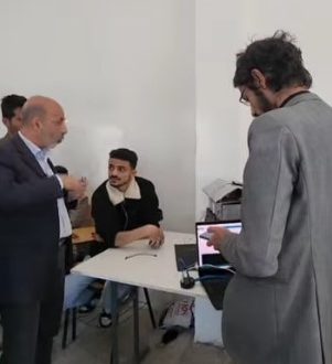 طلبة تقنية المعلومات بجامعة المعرفة يناقشون مشروعًا مبتكرًا لنظام ذكي لإدارة مواقف السيارات