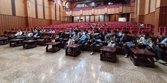 كلية التكنولوجيا تستضيف طلبة الثانوية العامة بمدرسة الراقي في زيارة تعريفية