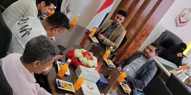 اجتماع دوري لعميد كلية الآفاق الدكتور مجدي الصماط مع موظفي الكلية