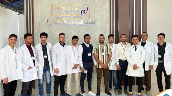 طلبة الصيدلة بالكلية التخصصية الحديثة يزورون شركة فارما كير